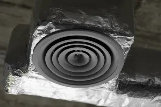 Kanały wentylacyjne i rozdzielacz instalacji rekuperacji w trakcie montażu